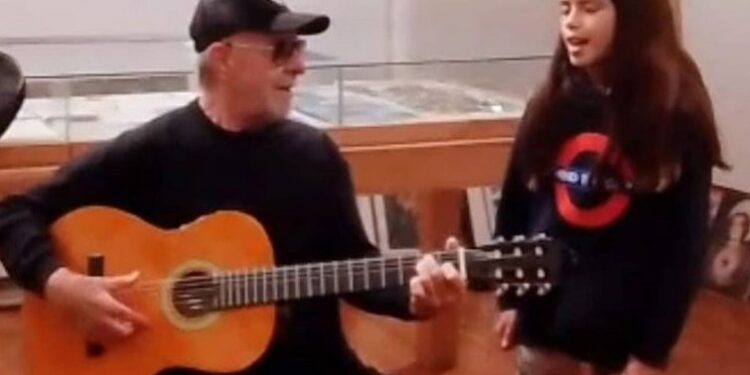 Leon Gieco donó una guitarra a la Escuela “Gobernador Luciano Molinas” de Cañada Rosquin