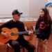 Leon Gieco donó una guitarra a la Escuela “Gobernador Luciano Molinas” de Cañada Rosquin