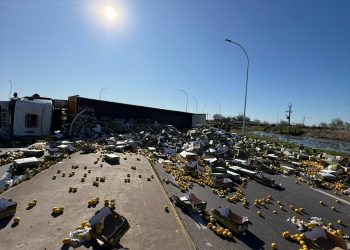 Un violento accidente vial se registró este domingo por la tarde en el cruce de la Ruta Nacional 34 y la Ruta Provincial 91, en Totoras, donde colisionaron un camión y un automóvil.