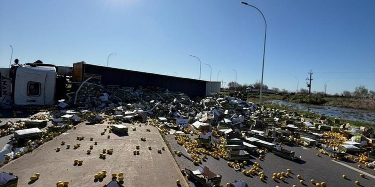 Un violento accidente vial se registró este domingo por la tarde en el cruce de la Ruta Nacional 34 y la Ruta Provincial 91, en Totoras, donde colisionaron un camión y un automóvil.