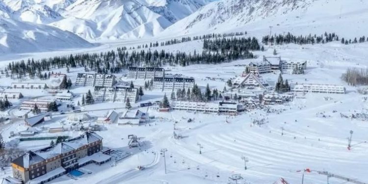 Una importante nevada en Las Leñas extiende el cierre de temporada