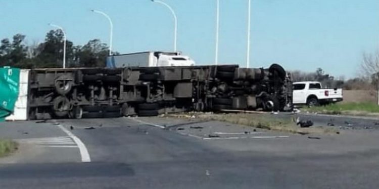Totoras: Siniestro donde estuvieron involucrados camiones y un automóvil en cruce de Rutas 34 y 91.