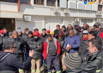 Tensa protesta de trabajadores de Vassalli en Firmat: reclaman sueldos adeudados y piden respuestas