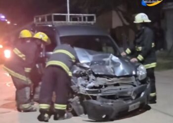 Un utilitario impactó contra una camioneta que estaba estacionada estacionada en la ciudad de El Trébol