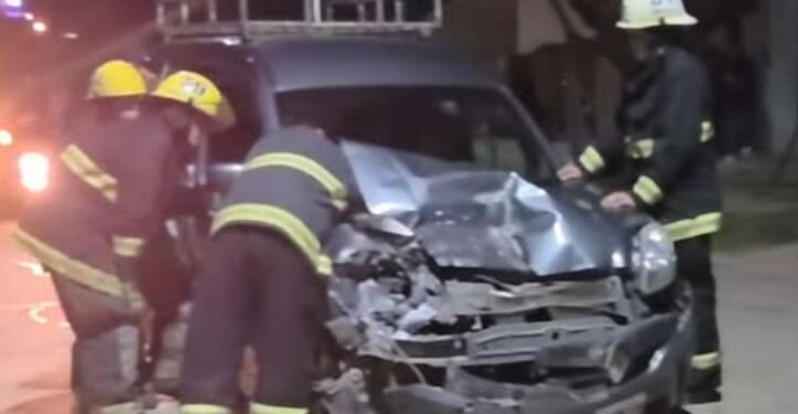 Un utilitario impactó contra una camioneta que estaba estacionada estacionada en la ciudad de El Trébol