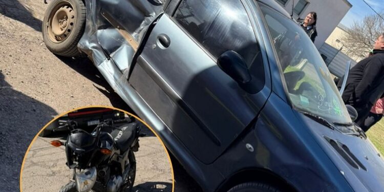 Salto Grande: Accidente entre un auto y una moto en zona urbana. Un lesionado