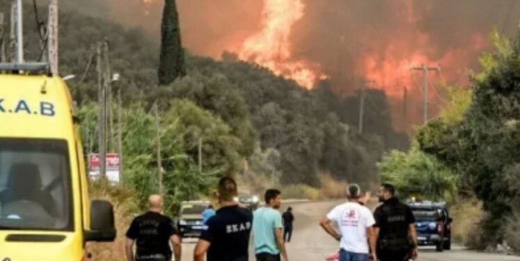 Europa bajo ola de calor: Grecia registró más de 150 incendios en 24 horas y hay miles de personas evacuadas