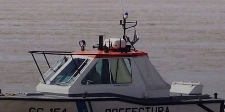 Rosario: Hace instantes, fue hallado el cuerpo de Adrián, el joven de 25 años que este lunes por la noche cayó al río mientras pescaba en la zona de Puerto Norte.