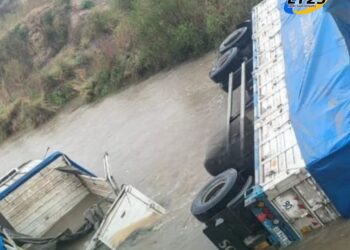 RUTA 65: UN CAMIÓN DESPISTÓ Y CAYÓ AL ARROYO ENTRE MONJE Y DIAZ