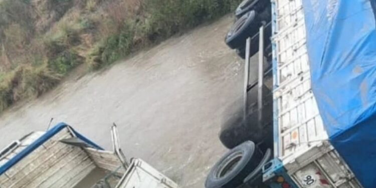 RUTA 65: UN CAMIÓN DESPISTÓ Y CAYÓ AL ARROYO ENTRE MONJE Y DIAZ