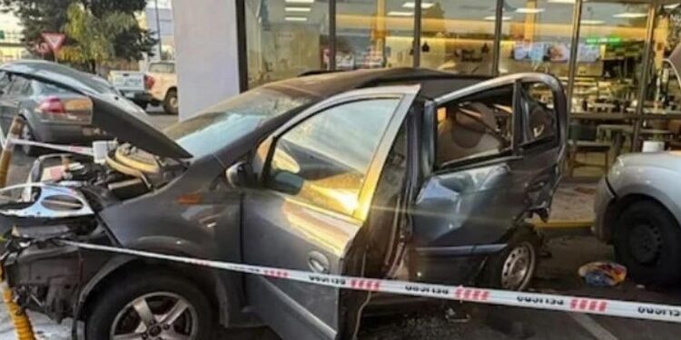 Perdió el control del auto, ingreso a una estación de servicio y mató a una mujer