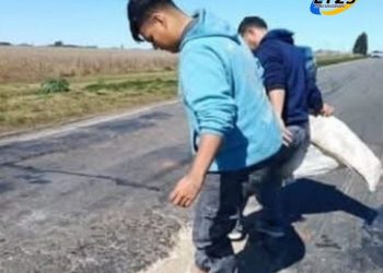 Las Parejas: SALIERON A TAPAR LOS POZOS CON ESCOMBROS EN RUTA 178