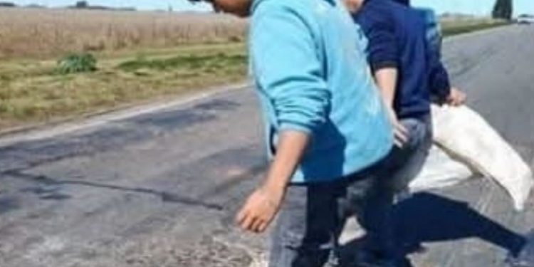 Las Parejas: SALIERON A TAPAR LOS POZOS CON ESCOMBROS EN RUTA 178