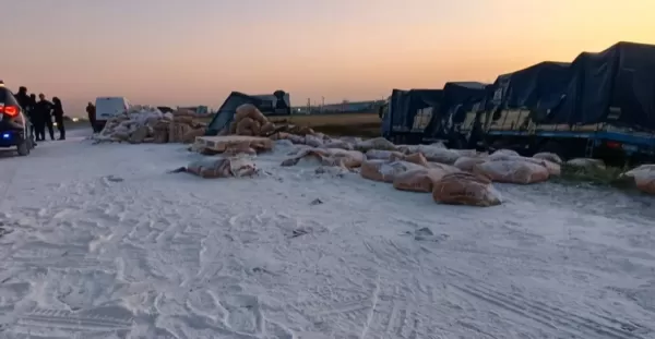 Corte en la autopista Rosario- Buenos Aires: choque de camiones dejó la ruta con 30 toneladas de harina