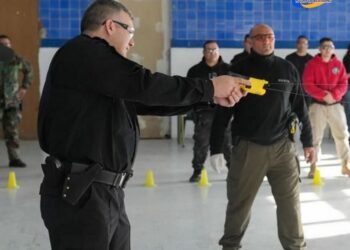 Seguridad: Santa Fe comenzó la formación de policías en el uso de pistolas Taser