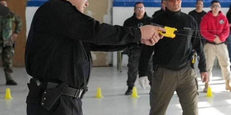 Seguridad: Santa Fe comenzó la formación de policías en el uso de pistolas Taser