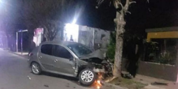 Coronda: Un auto impactó contra una Fiorino estacionada y terminó contra un árbol