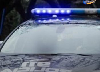 Dos agentes del Comando Radioeléctrico fueron arrestados este lunes, acusados de golpear y robar una gran cantidad de dólares a un peatón.