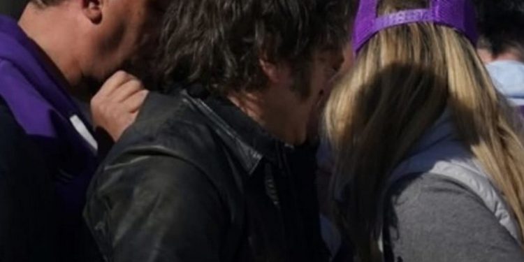 ATACARON CON PIEDRAS LA CARAVANA DE JAVIER MILEI EN LOMAS DE ZAMORA