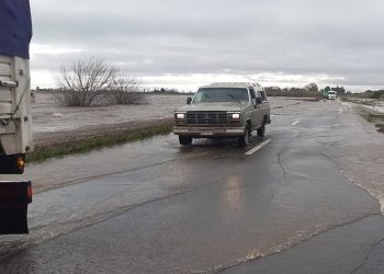 Corte total entre San Genaro y Totoras por acumulación de agua en calzada.