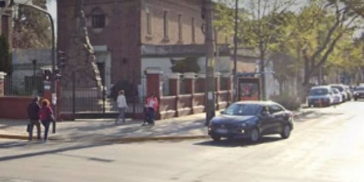 Chocó una moto con un patrullero en Avellaneda y Mendoza