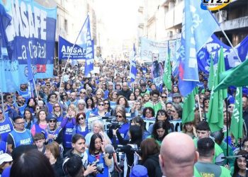 MULTITUDINARIA CONCENTRACIÓN DE DOCENTES FRENTE A LA CAJA DE JUBILACIONES