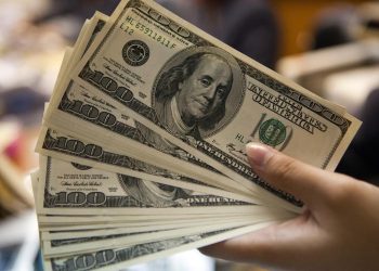 El dólar oficial sube a 1.465 pesos y queda cerca del techo de la banda