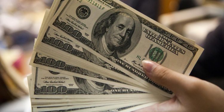 El dólar oficial sube a 1.465 pesos y queda cerca del techo de la banda
