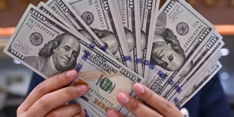 El Gobierno reinstauró una medida del cepo: los compradores de dólar oficial no podrán operar divisas financieras por 90 días