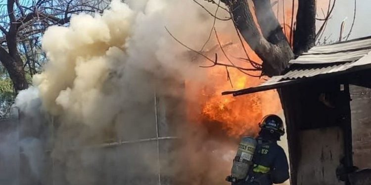 PUERTO SAN MARTÍN: Un carrito de venta de comida ubicado en calle 25 de Mayo, entre Rivadavia y America en Puerto General San Martín, fue completamente destruido por un incendio en la tarde de hoy.