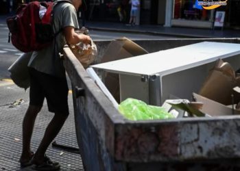 La pobreza en Argentina cayó al 31,6% en el primer semestre de 2025, según datos oficiales del INDEC. Esto representa una baja del 21,3% interanual.