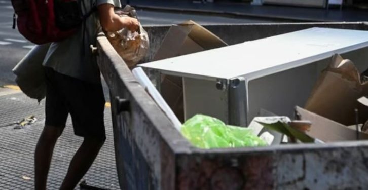 La pobreza en Argentina cayó al 31,6% en el primer semestre de 2025, según datos oficiales del INDEC. Esto representa una baja del 21,3% interanual.