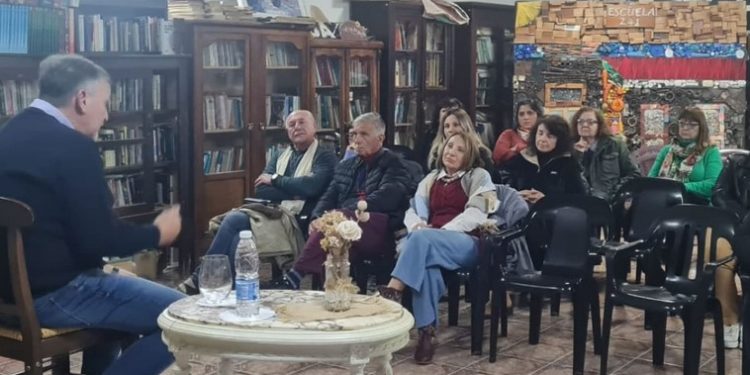 Orlando Milani visitó la Biblioteca Popular Mariano Moreno en Salto Grande.