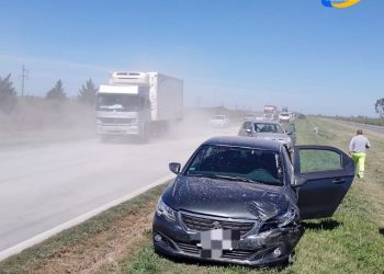 BARRANCAS: PERDIÓ LAS BOLSAS DE CEMENTO QUE CARGABA Y CAVERON SOBRE AUTOS QUE VENIAN DETRÁS