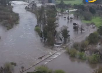 La sostenida crecida del río Carcarañá amenaza con cortar la autopista y la ruta 9