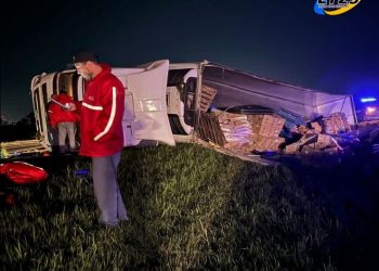 ESTA MADRUGADA SE DIO EL VUELCO DE CAMIÓN SOBRE AUTOPISTA A LA ALTURA DE CARCARAÑÁ