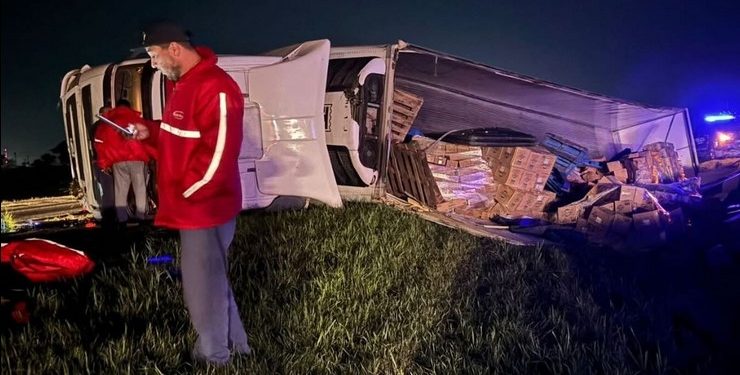 ESTA MADRUGADA SE DIO EL VUELCO DE CAMIÓN SOBRE AUTOPISTA A LA ALTURA DE CARCARAÑÁ