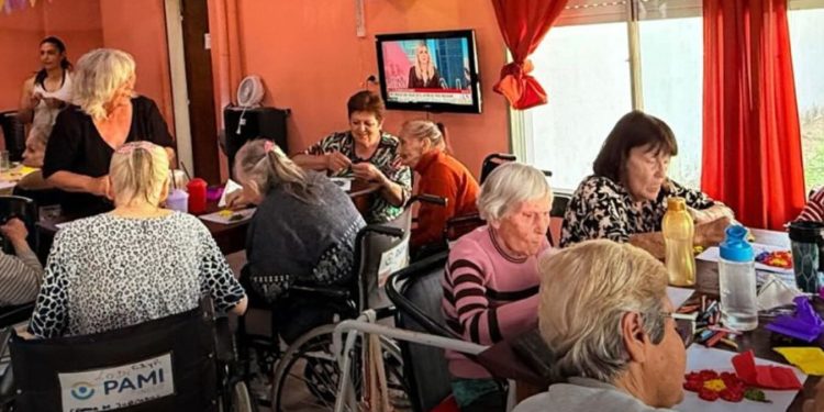 REALIZARON ACTIVIDADES EN EL HOGAR JUBILEO DE SAN GENARO CON MOTIVO DEL DIA DEL ADULTO MAYOR