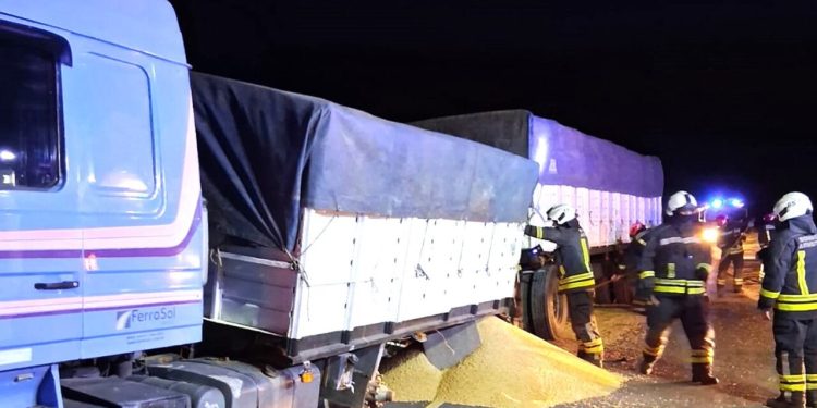 UN CAMIÓN BLOQUEÓ LA RUTA 15 EN ARMSTRONG POR UNA ROTURA MECÁNICA