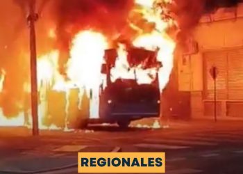 Un colectivo de la línea 120 se prendió fuego por problemas mecánicos en la madrugada de este lunes mientras circulaba por Salta y Corrientes, en Rosario.