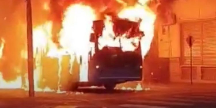 Un colectivo de la línea 120 se prendió fuego por problemas mecánicos en la madrugada de este lunes mientras circulaba por Salta y Corrientes, en Rosario.