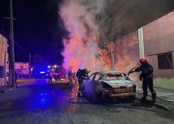 INCENDIO DE AUTOMOVIL EN CAÑADA DE GOMEZ
