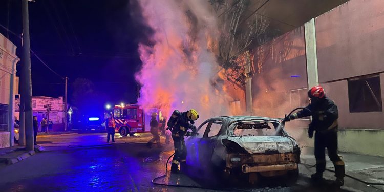 INCENDIO DE AUTOMOVIL EN CAÑADA DE GOMEZ