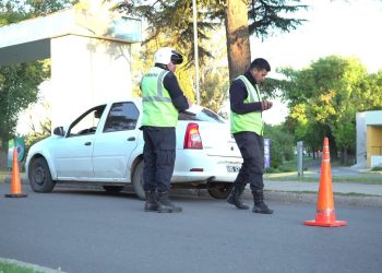Controles y recorridas preventivas del Área de Orden Público en Armstrong. Secuestraron tres autos y cinco motos.