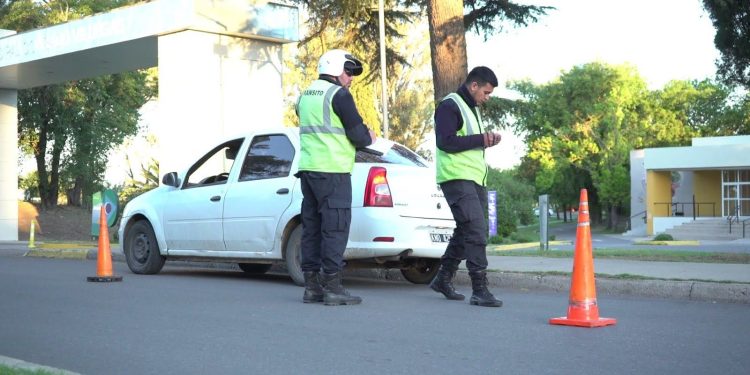 Controles y recorridas preventivas del Área de Orden Público en Armstrong. Secuestraron tres autos y cinco motos.