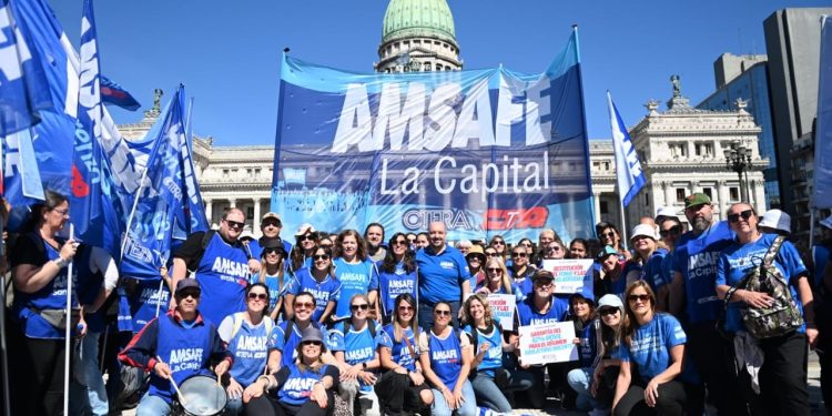 PARO NACIONAL DE CTERA: AMSAFE SE MOVILIZÓ AL MINISTERIO DE EDUCACIÓN NACIONAL