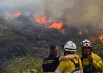 Riesgo extremo de incendio en Córdoba: el foco en la Quebrada del Condorito sigue activo.