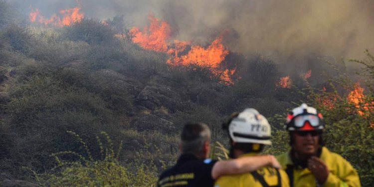 Riesgo extremo de incendio en Córdoba: el foco en la Quebrada del Condorito sigue activo.