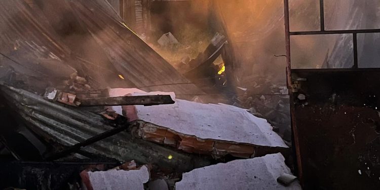 San Genaro: Un hombre de 41 años resultó ileso pero debió ser hospitalizado por precaución luego de que su vivienda se incendiara durante la madrugada de este martes.