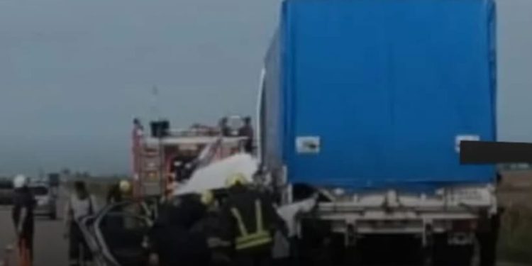 Un accidente fatal tuvo lugar este lunes pasadas las 14 horas en el kilómetro 463 de la Autopista Córdoba – Rosario, altura de Leones.